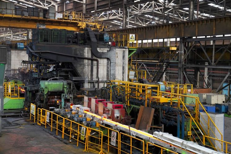 소형압연 공장에서 와이어 로드(Wire Rod) 생산을 위한 공정이 진행되고 있다. 세아홀딩스 제공