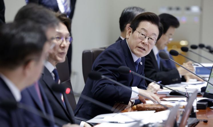 이재명 대통령이 21일 용산 대통령실에서 열린 국무회의에서 윤호중 행정안전부 장관과 대화하고 있다. 연합뉴스