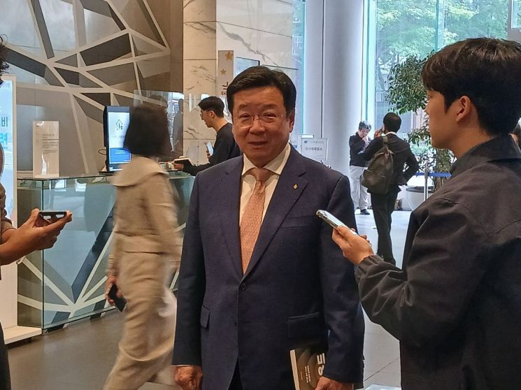 이찬희 삼성준법감시위원회 위원장이 21일 오후 정례회의 참석 전 취재진 질문에 답하고 있다. 김형민 기자