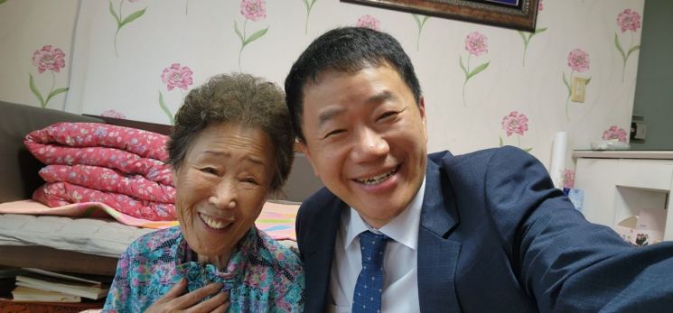 (왼쪽부터)이임순 여사, 이금규 변호사. 전남대학교 제공