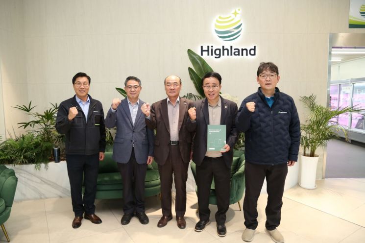 하이랜드이노베이션을 찾은 박성호(오른쪽에서 2번째) 부산진해경제자유구역청장이 윤병일(오른쪽에서 3번째) 하이랜드이노베이션 대표이사와 파이팅을 외치고 있다.