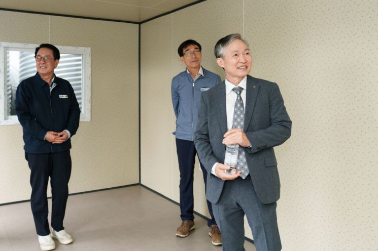 휴게시설 둘러보는 권원택본부장(오른쪽). 월성원자력본부 제공