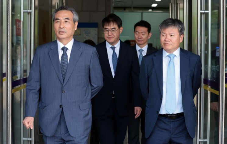 민중기 특검, 김형근, 문홍주, 박상진 특검보. 연합뉴스