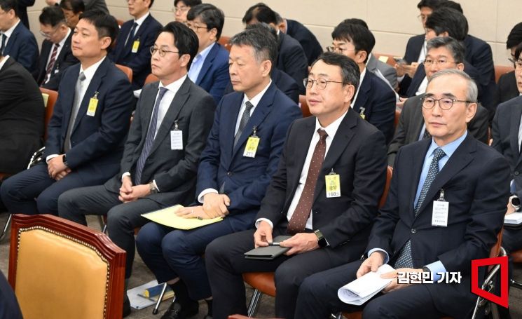 이동통신 3사 대표들과 조좌진 롯데카드 대표, 김광일 MBK파트너스 대표가 21일 서울 여의도 국회에서 실시된 과학기술정보방송통신위원회의 해킹사태 관련 국정감사에 출석하고 있다. 김영섭(오른쪽부터) KT 대표, 유영상 SK텔레콤 대표, 김광일 MBK파트너스 대표, 조좌진 롯데카드 대표, 홍범식 LG유플러스 대표. 2025.10.21 김현민 기자