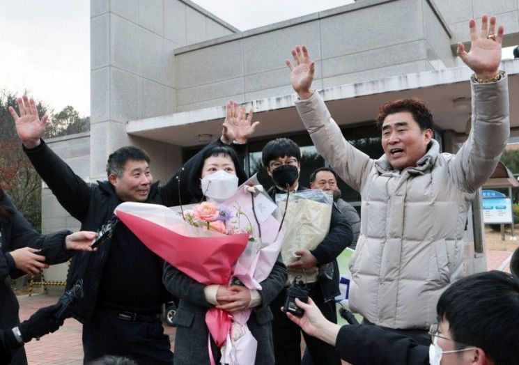 25년 만에 재심에서 무죄를 선고받은 김신혜 씨(가운데)가 지난 1월 6일 전남 장흥교도소에서 나오며 취재진의 질문을 받고 있다. 연합뉴스