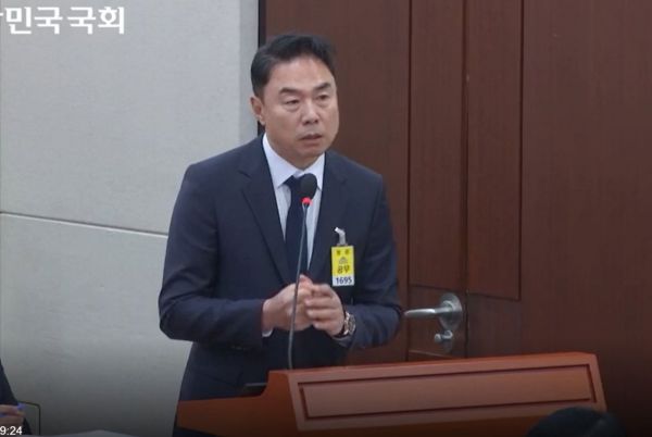 정지영 현대백화점 대표가 21일 오후 열린 복지위 국정감사에 참석해 의원들의 질의에 답하고 있다. 국회인터넷의사중계시스템.