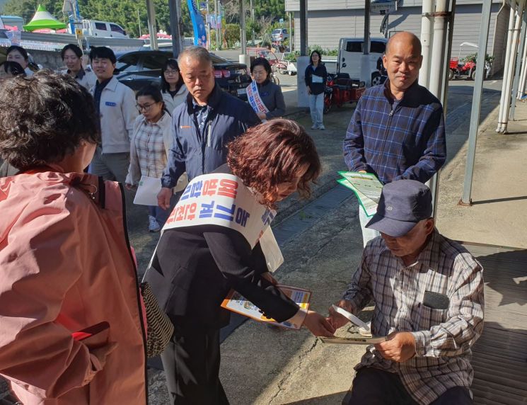 곡성군은 지난 20일 석곡면 전통시장에서 농업기계 종합보험 가입 안내와 함께 안전운행 캠페인을 펼쳤다. 곡성군 제공