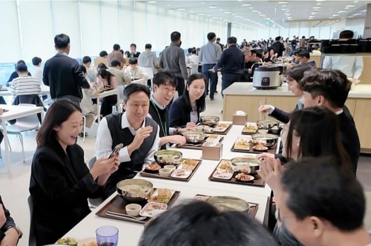 정기선 HD현대 회장이 취임 첫날인 20일 경기 성남시 HD현대글로벌R&D센터(GRC) 구내식당에서 직원들과 점심 식사를 함께하고 있다. HD현대 인스타그램