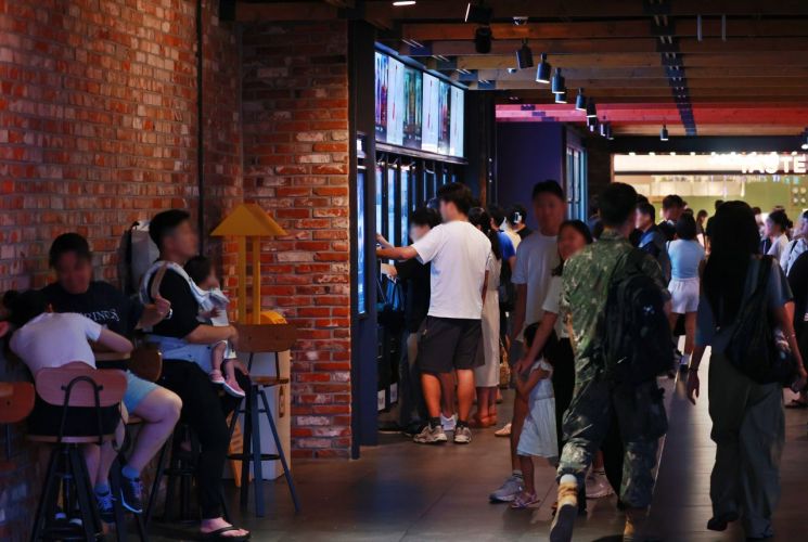 서울 시내 영화관이 시민들로 붐비고 있다. 연합뉴스