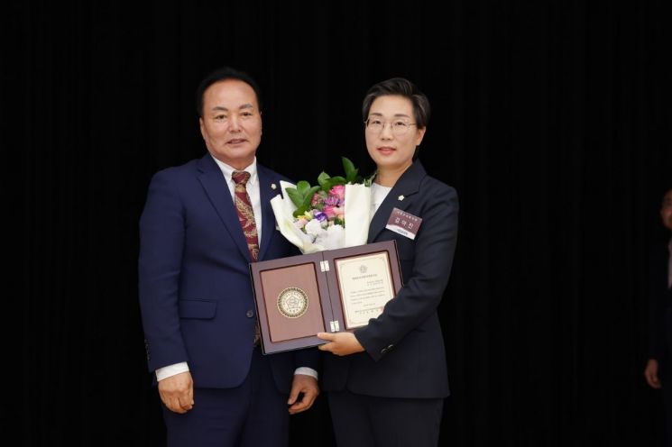 서천군의회 김아진 부의장(오른쪽)이 대한민국 의정봉사상을 수상하고 기념촬영하고있다.