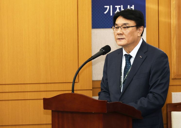 21일 국회 기후에너지환경노동위원회의 근로복지공단 등에 대한 국정감사에서 이우영 한국산업인력공단 이사장이 발언하고 있다. 연합뉴스