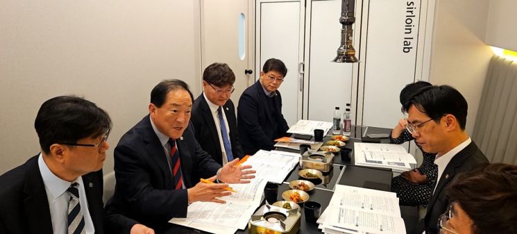 이병선 시장이 21일 김민재 행정안전부 차관을 만나 현재 시에서 발굴 중인 접경권 발전지원사업들이 행정안전부 접경지역 발전종합계획에 최대한 반영해 달라고 건의하고 있다. 속초시 제공