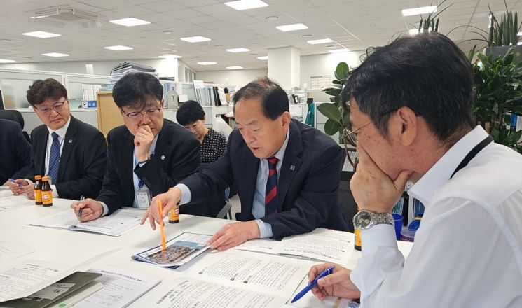 이병선 시장이 21일 차상화 행안부 재난경감과장을 만나 현재 시에서 발굴 중인 접경권 발전지원사업들이 행정안전부 접경지역 발전종합계획에 최대한 반영해 달라고 건의하고 있다. 속초시 제공