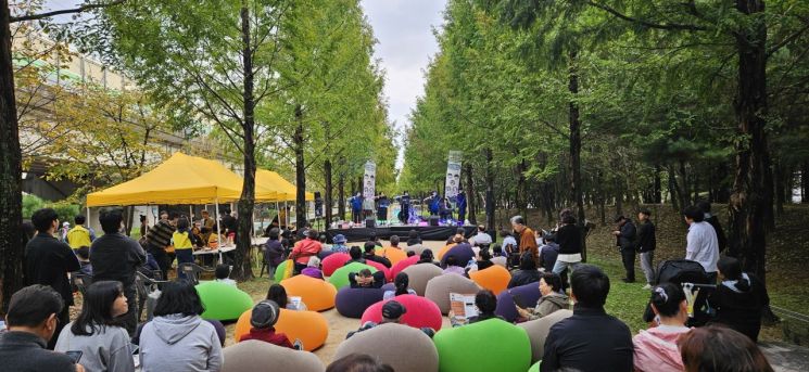 동두천시가 지난 19일 메타세콰이어길에서 '자연에서 만나는 아트콘서트'를 개최하고 있다. 동두천시 제공
