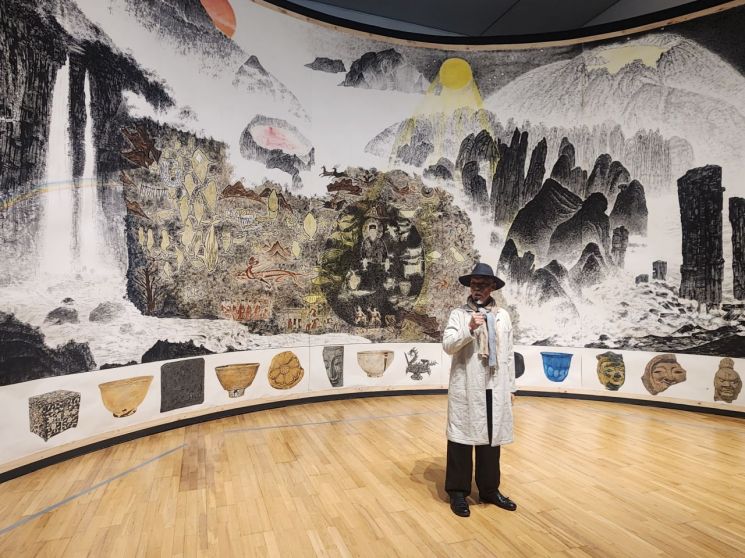 21일 박대성 화백이 솔거미술관에 전시된 자신의 작품 '코리아판타지'(2023) 앞에서 설명하고 있다. 서믿음 기자