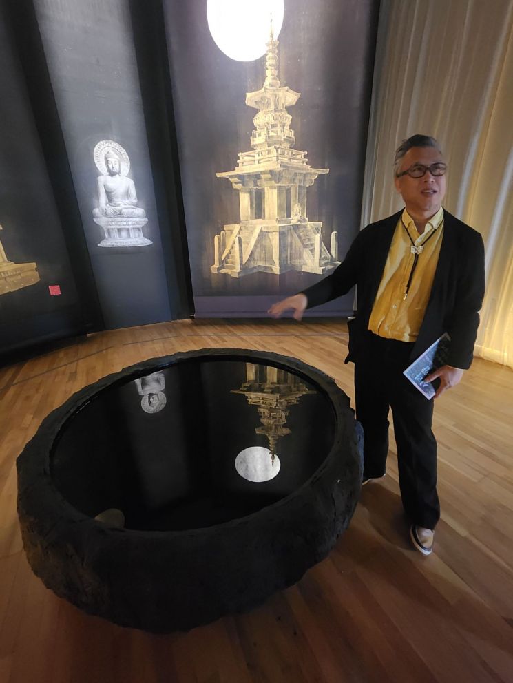 21일 솔거미술관에서 김민 작가가 자신의 작품에 관해 설명하고 있다. 서믿음 기자