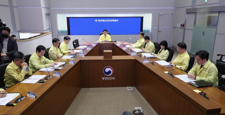 윤호중 행정안전부 장관이 20일 서울 종로구 정부서울청사에서 열린 국가정보자원관리원 행정정보시스템 화재 관련 중대본 13차 회의를 주재하고 있다. 연합뉴스