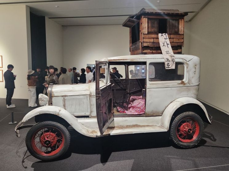 백남준의 '전자초고속도로' 시리즈 중 한 대의 자동차가 2년 반의 복원 작업 끝에 이번 전시에서 공개됐다. 서믿음 기자