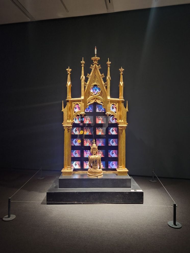 우양미술관에서 전시 중인 백남준의 비디오 설치 연작 '나의 파우스트' 시리즈 중 '나의 파우스트  경제학'. 서믿음 기자