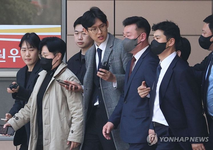 윤석열 대통령 체포 방해 혐의를 받는 대통령경호처 이광우 경호본부장이 21일 서울 마포구 서울서부지방법원에서 구속 전 피의자 심문(영장실질심사)을 마친 뒤 법원 청사를 나서고 있다. 연합뉴스
