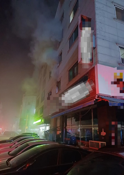 20일 경기 오산의 한 상가주택에 화재가 발생해 창문으로 연기가 퍼져 나오고 있다. 이 사고로 5층에 거주하던 30대 여성 1명이 숨졌다. 경기도소방재난본부 제공