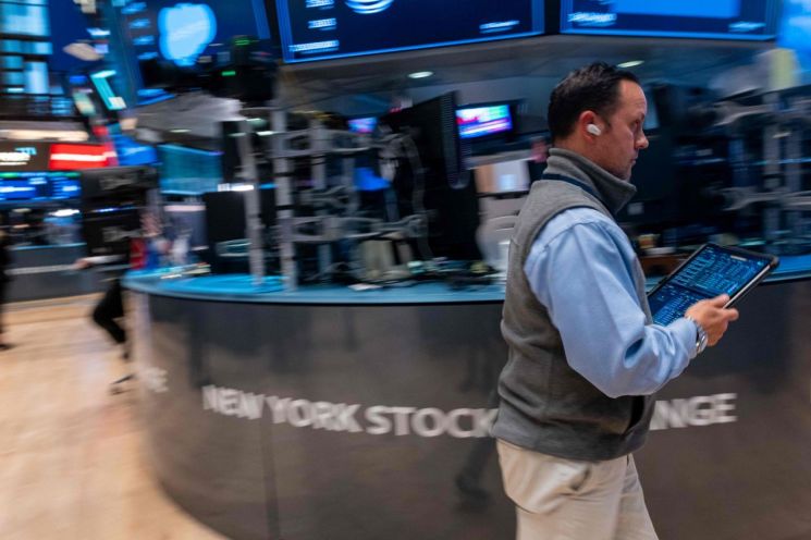 20일(현지시간) 미국 뉴욕증권거래소(NYSE) 거래장에서 트레이더가 업무를 보고 있다. AFP연합뉴스