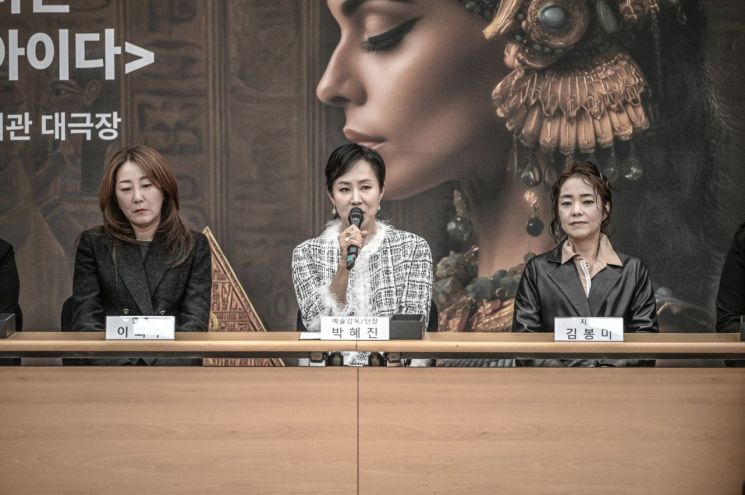 박혜진 서울시오페라단 단장이 21일 세종문화회관에서 열린 '아이다' 제작발표회에서 기자들의 질문에 답하고 있다.   [사진 제공= 세종문화회관]