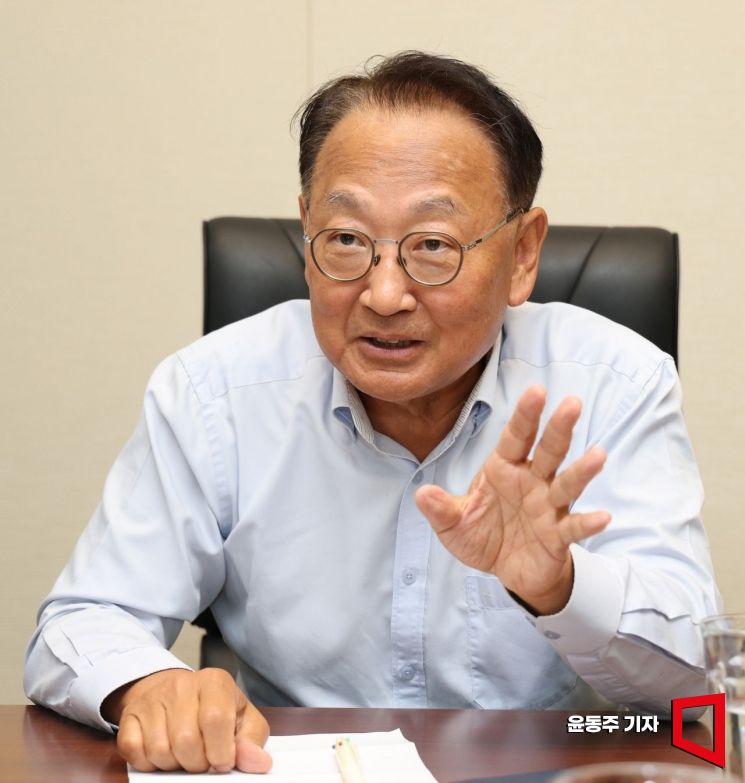 유일호 대통령 직속 규제개혁위원회 민간위원장(전 경제부총리)이 아시아경제와 인터뷰를 하고 있다. 윤동주 기자