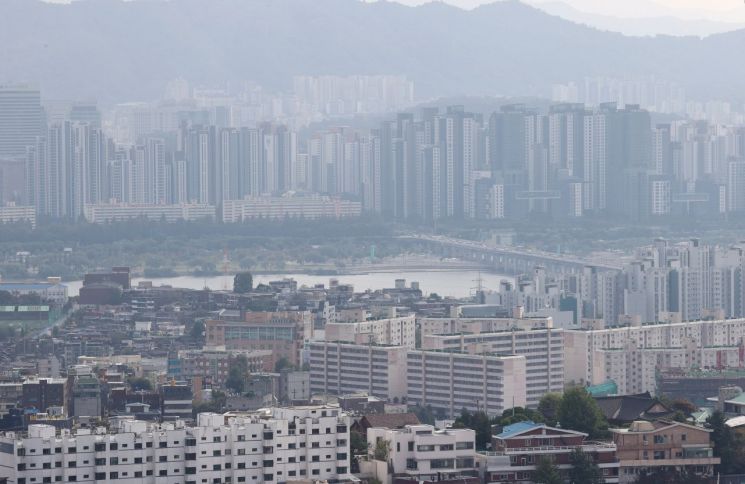 서울 남산에서 바라본 아파트 단지의 모습. 연합뉴스