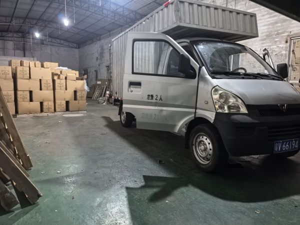 지난달 28일 오후 7시 중국 광둥성 불산시 외곽 창고에서 확보한 위조품 박스들. 위조품들은 공안이 현장에서 압수해 자체적으로 폐기한다. 다만 보안을 이유로 외부에 폐기 과정이 공개되지는 않는다. 직접 폐기가 됐는지 여부는 확인할 수 없다. IP SPACE 제공.