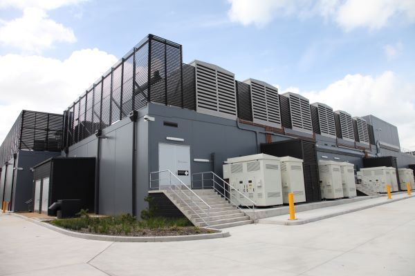 미국 가스터빈, 디젤 발전기 제조업체 커민스가 공급하는 데이터센터 백업 발전소. 커민스 홈페이지