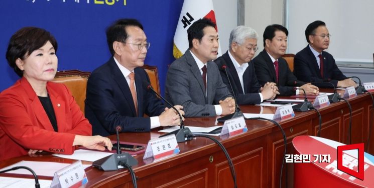 장동혁 국민의힘 대표가 22일 국회에서 열린 부동산 정책 정상화 특별위원회 첫 회의에서 발언하고 있다. 2025.10.22 김현민 기자