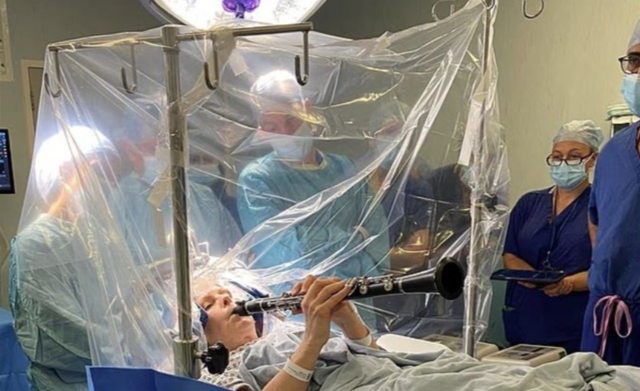 마취 없이 수술 받던 파킨슨병 환자, 갑자기 클라리넷 왜 불지?