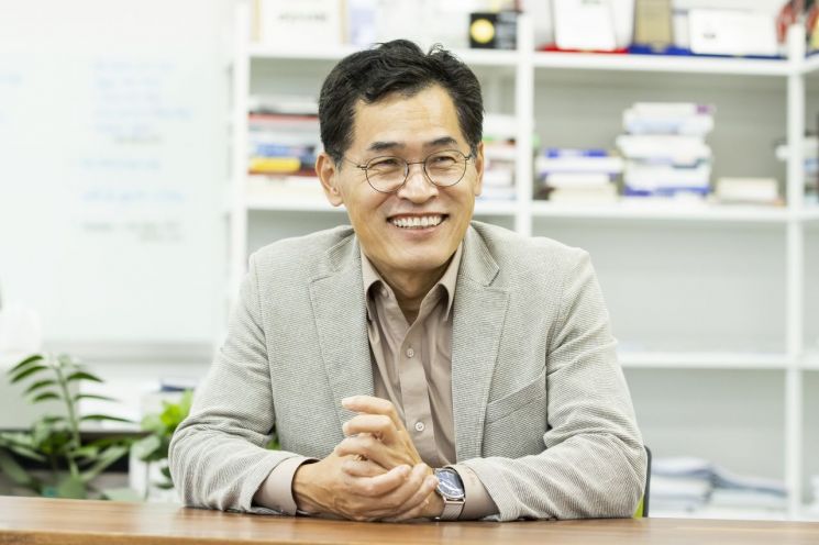 이기재 양천구청장은 아시아경제와의 인터뷰에서 "사람 사는 도시는 즐거워야 한다"며 활짝 웃었다. 양천구 제공.