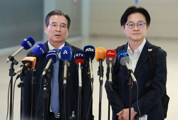 김용범 대통령실 정책실장이 22일 한미 관세 협상 추가 논의를 위해 인천국제공항 제2여객터미널에서 미국 워싱턴DC로 출국하기에 앞서 발언하고 있다. 연합뉴스