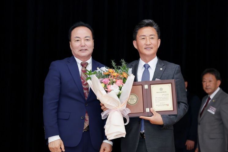 공주시의회 임달희(오른쪽)의장이 대한민국의정봉사대상을 수상했다.