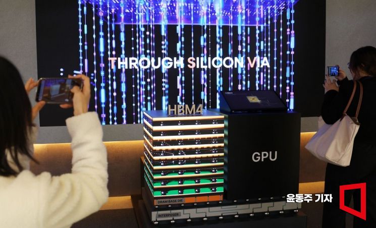 22일 서울 강남구 코엑스에서 열린 '2025 반도체 대전'을 찾은 관람객들이 SK하이닉스의 HBM4 관련 전시물을 보고 있다. 2025.10.22 윤동주 기자