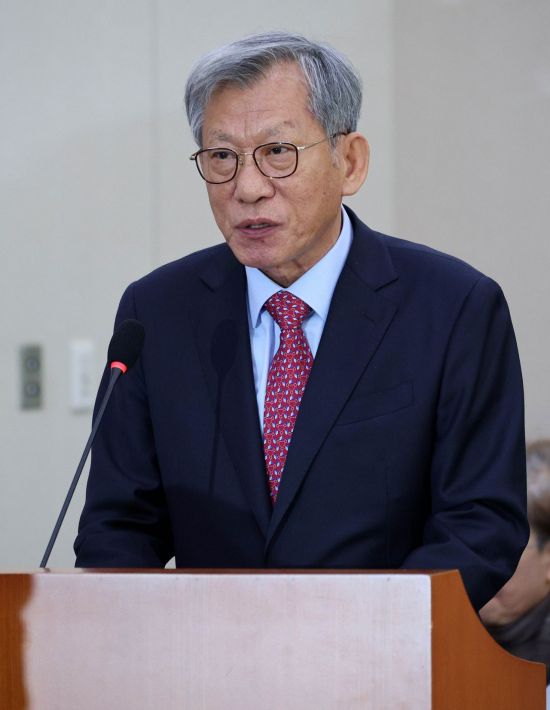 [2025국감]유홍준 관장, 방시혁 사진 지적에 "BTS 홍보 기회로 판단"