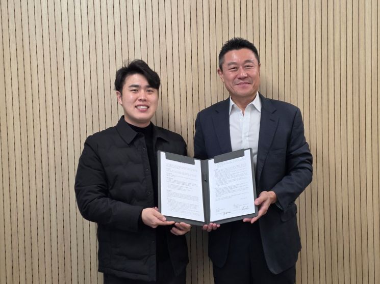유진리츠운용 권오정 대표(사진 오른쪽)와 케어닥 박재병 대표가 21일 서울 영듵포구 유진리츠운용 본사에서 ‘시니어하우징 리츠 사업 협력’을 위한 양해각서를 체결하고 기념촬영을 하고 있다. 유진그룹