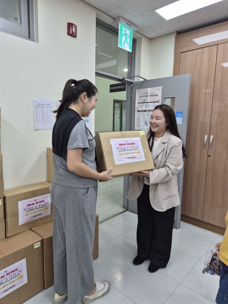 고령군 가족센터기  임신·출산가정에 출산용품을 전달하고 있다. 고령군 제공