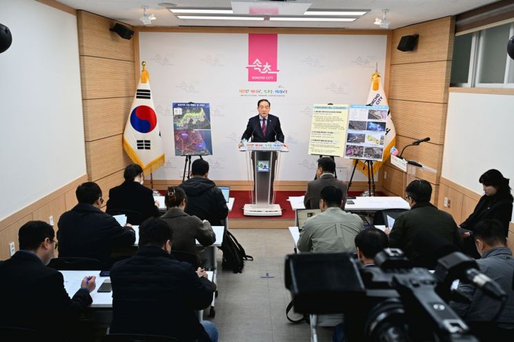 이병선 속초시장이 평화경제특구 관련해 접경지역 지정 확정 당시 브리핑을 하고 있다. 속초시 제공