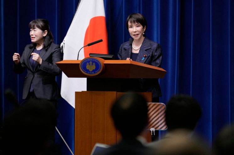 일본의 신임 총리 사나에 다카이치(오른쪽)가 21일 도쿄 총리관저에서 열린 기자회견에서 발언하고 있다. AFP연합뉴스