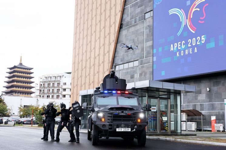 아시아태평양경제협력체(APEC) 정상회의를 앞두고 20일 경북 경주화백컨벤션센터에서 경북경찰청 소속 경찰특공대가 드론을 동원해 대테러훈련을 하고 있다. 연합뉴스