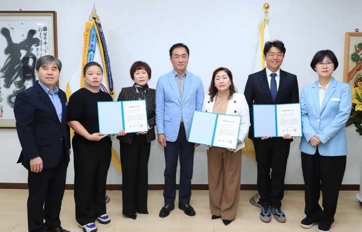 정장선 평택시장(왼쪽 네번째)이 골목형상점가 지정서 전달식에서 주요 상인회 회장들과 기념촬영을 하고 있다. 평택시 제공