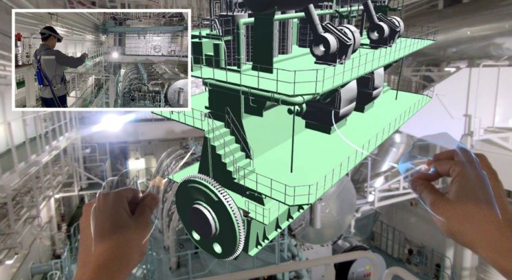 갤럭시XR 기술을 활용해 선박 엔진을 검사하는 모습. 삼성중공업