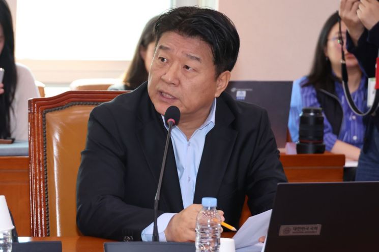 더불어민주당 양문석 의원이 22일 서울 여의도 국회에서 열린 문화체육관광위원회의 국립중앙박물관, 국립중앙도서관 등에 대한 국정감사에서 정용석 국립박물관문화재단 사장에게 김건희 여사의 경복궁 근정전 용상 착석 의혹에 관해 추궁하고 있다.   [사진 제공= 연합뉴스]