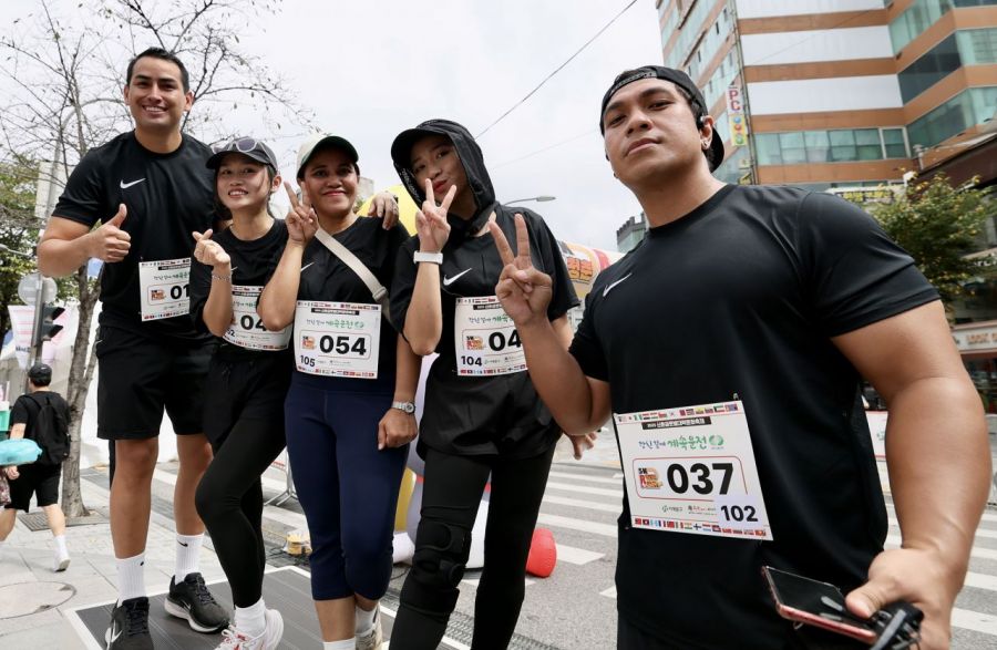 지난달 서울 서대문구 신촌 연세로에서 열린 '2025 신촌 글로벌 대학문화축제'의 '5K 청춘 RUN'에 참가한 외국인 유학생들이 기념촬영을 하고 있다. 연합뉴스