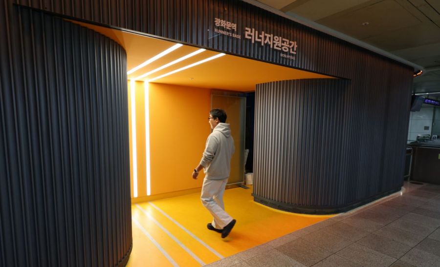 22일 서울 광화문역에 마련된 러너지원공간으로 한 시민이 들어가고 있다. 윤동주 기자