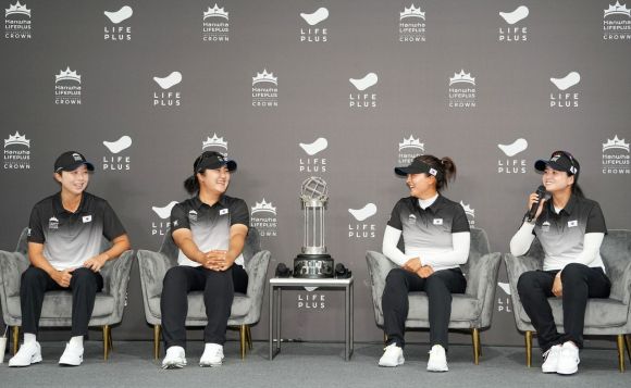 한국팀 김효주, 유해란, 고진영, 최혜진(왼쪽부터)이 한화 라이프플러스 인터내셔널 크라운 공식 기자회견에서 환하게 웃고 있다. LPGA 제공