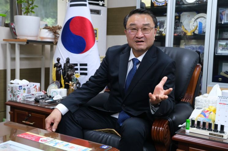 김영도 동의과학대학교 총장이 아시아경제와 인터뷰하고 있다. 동의과학대학교